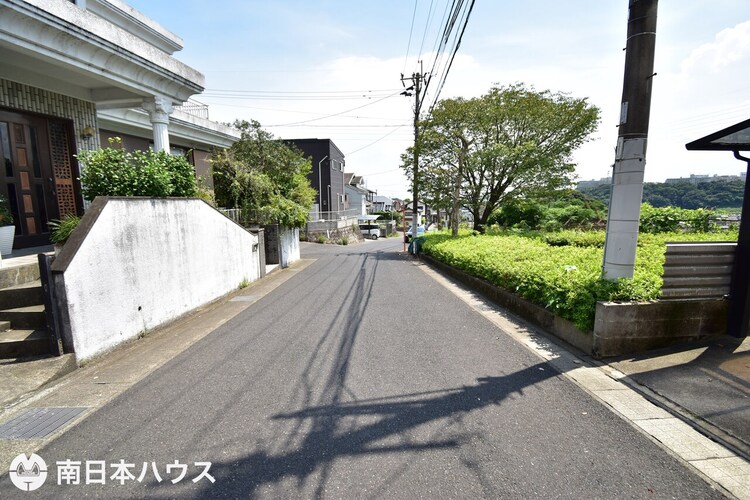 外観 【前面道路】西向きの前面道路幅は約6.2ｍです！