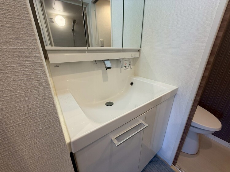 その他 清潔感を感じられる洗面化粧台。