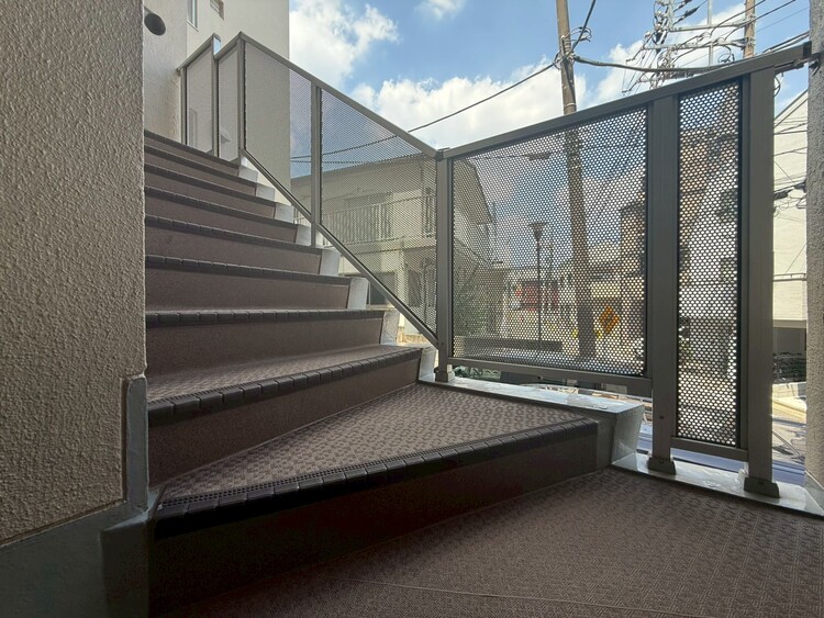 その他 共用部の階段です。明るく清潔に管理されています。