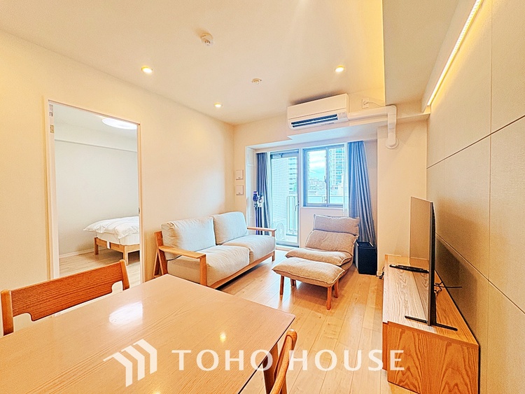 内装 【living】居心地のいい暮らしには欠かせない眩い採光。ゆったりとした幅の窓からこの空間に降り注ぐ採光が絶えない。明るいリビングこそ居心地のいい暮らしが待っているのだと思う。