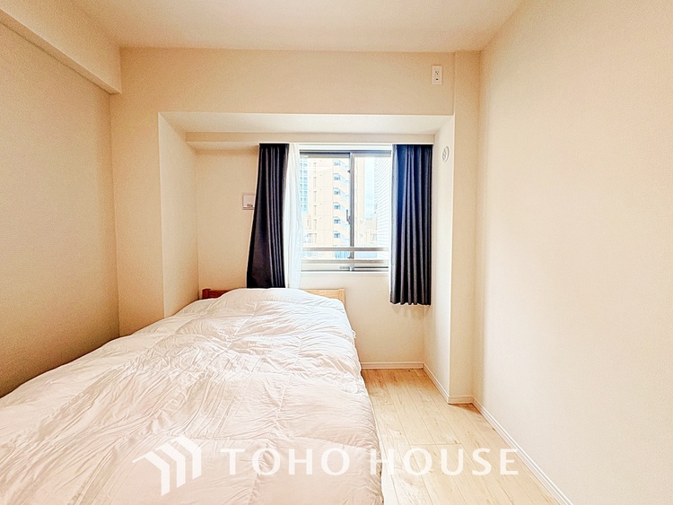 内装 風の通り道。舞い込んでくる風が優しく躍り、室内に爽やかな空気を運んでくる。そこに季節の息吹を感じて、いまがどんな季節なのかを実感する。