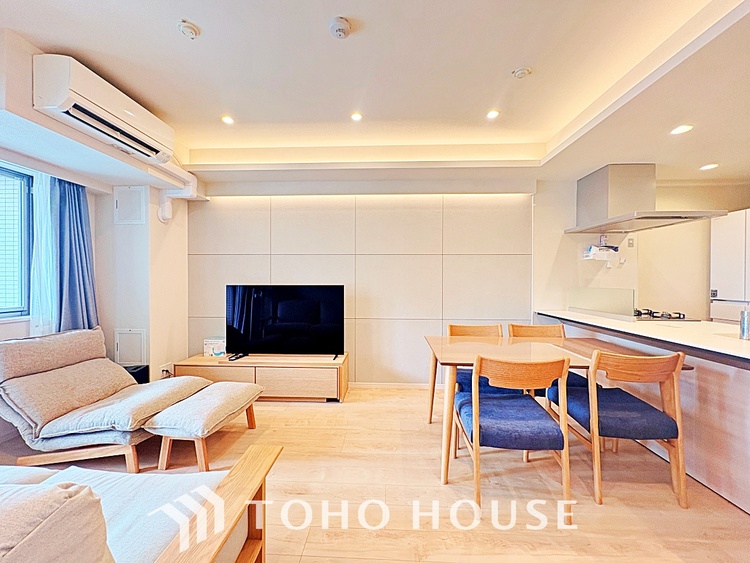 内装 叶えたかったのは落ち着きのあるナチュラルな風合い、そして開放感があるリビング。優雅な気分に浸れる幸せな時間を家族が自然と集まりたくなるこの空間で。