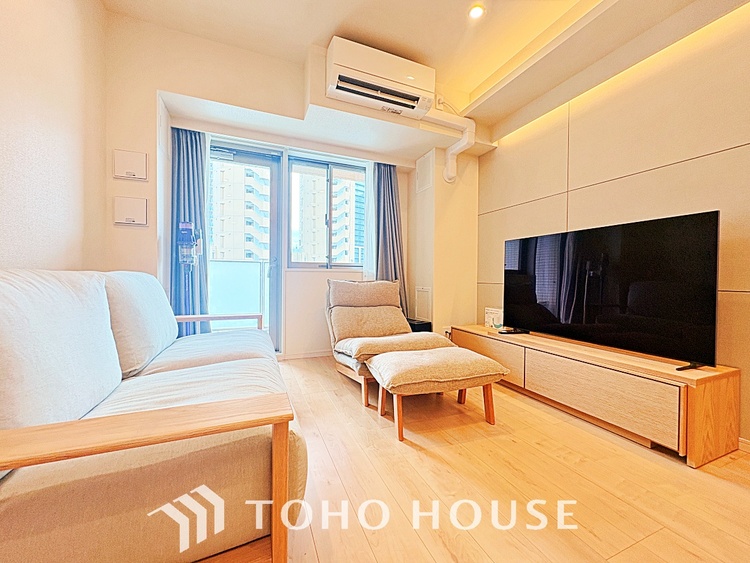 内装 ◆サンサンと◆差し込む太陽の光がこのリビングに笑いをもたらす。ソファの上のクッションがポカポカした暖気にぬくぬくと微睡んでいる。