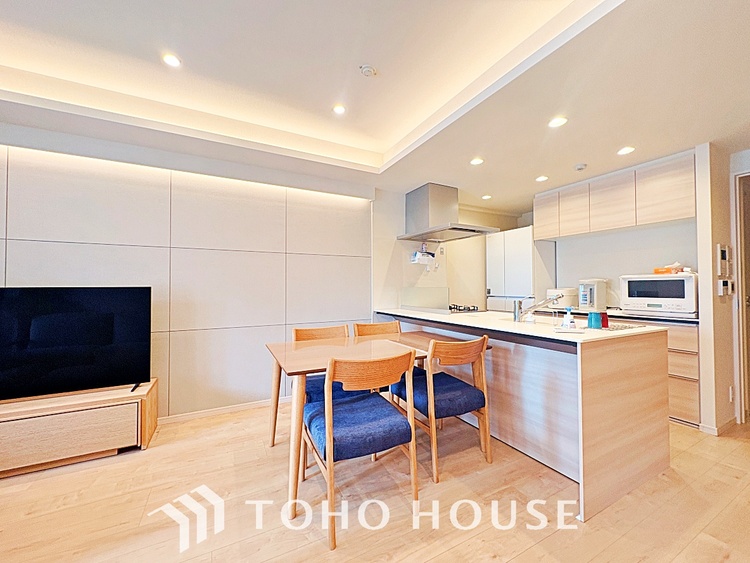 内装 ここはみんなが集い、食事と楽しい会話が始まる場所。話に夢中になりすぎて、ついつい時を忘れ、夜半過ぎになってしまう。そんな束の間の幸せを感じさせてくれます。