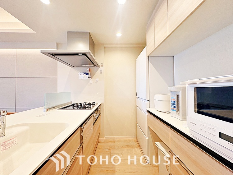 キッチン 手元の収納から、足元の収納までが全てスライド式で、奥のスペースまで有効に活用できます。奥まで上から見渡せるので、たまにしか使わない調理器具もサッと取出せます。