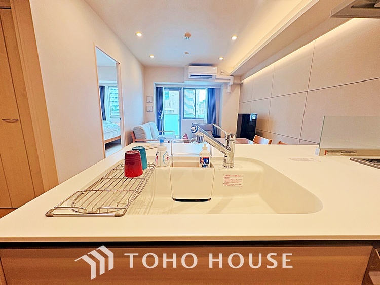 キッチン ◆愛育◆キッチンは家族の絆を育む大切な空間。シンプルで使い易いSystemKitchenで愉しく作る料理は愛情のある美味しいご馳走に。家族で使える広々としたダイニングキッチンです。