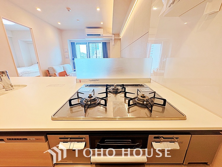 キッチン キッチンは家族の絆を育む大切な空間。シンプルで使い易いシステムキッチンで愉しく作る料理は愛情のある美味しいご馳走に。家族で使えるダイニングキッチンです。