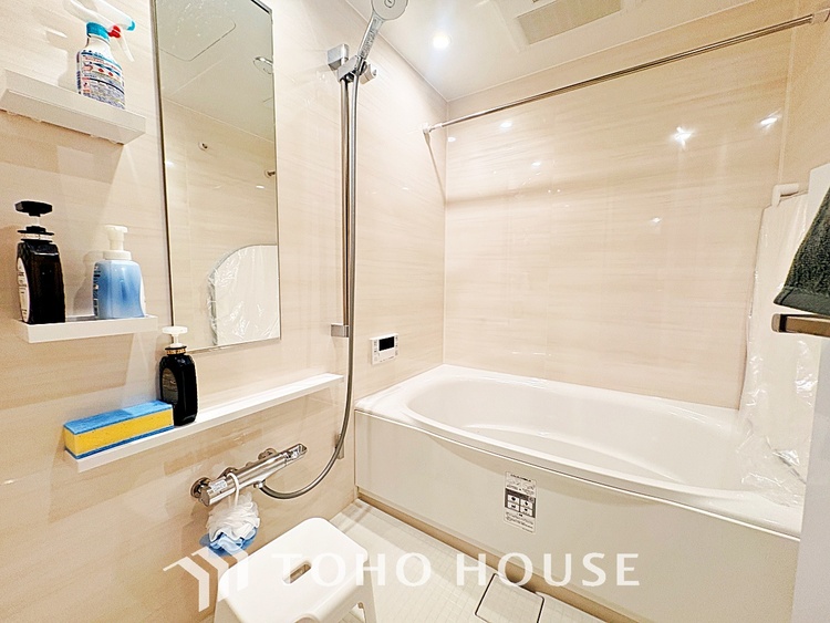 風呂 【浴室】《一日の疲れを落としてくれる場所は、落ち着く場所でなければならない》　高級感溢れるカラーと大きさ・柔らかな曲線で構成された半身浴も楽しめるバスタブが心地よさをもたらします。