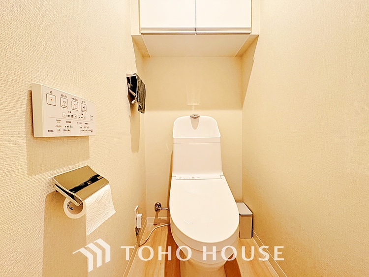 トイレ 清潔感あるホワイト調のクロスと温もり溢れるモダンカラーの床材が見事に調和した本邸宅は、毎日の生活を少しでも快適に過ごして頂ける様に落ち着いた雰囲気作りから行っています。