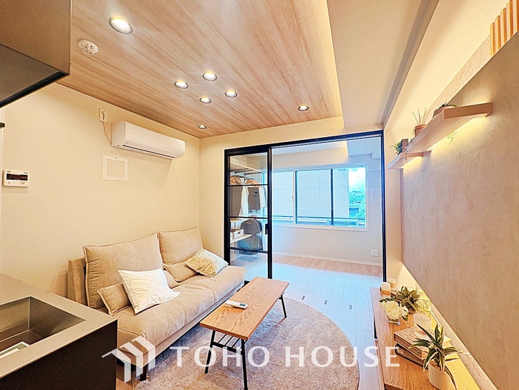 内装 【living】居心地のいい暮らしには欠かせない眩い採光。ゆったりとした幅の窓からこの空間に降り注ぐ採光が絶えない。明るいリビングこそ居心地のいい暮らしが待っているのだと思う。