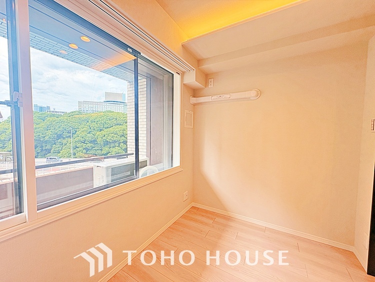 内装 風の通り道。舞い込んでくる風が優しく躍り、室内に爽やかな空気を運んでくる。そこに季節の息吹を感じて、いまがどんな季節なのかを実感する。