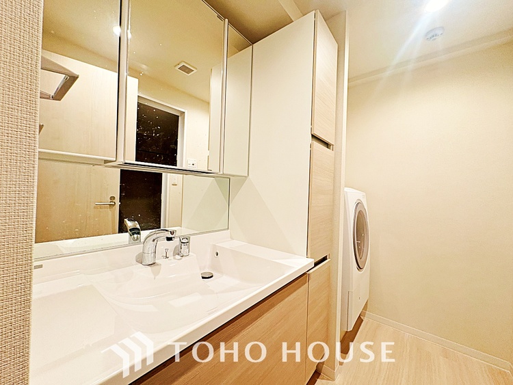 洗面 気持ちの良い朝をつくりだし、夕方には笑顔を取り戻させてくれるミラー。パウダールームはいつでも本来の自分を取り戻せる空間。明るく仕上げてあります。