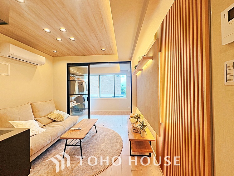 内装 叶えたかったのは落ち着きのあるナチュラルな風合い、そして開放感があるリビング。優雅な気分に浸れる幸せな時間を家族が自然と集まりたくなるこの空間で。