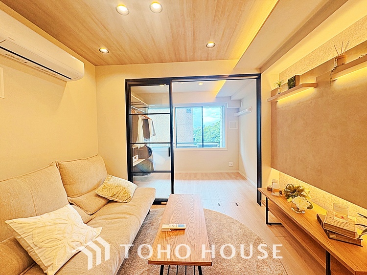 内装 ◆サンサンと◆差し込む太陽の光がこのリビングに笑いをもたらす。ソファの上のクッションがポカポカした暖気にぬくぬくと微睡んでいる。