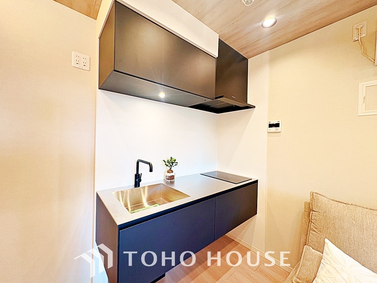 キッチン 手元の収納から、足元の収納までが全てスライド式で、奥のスペースまで有効に活用できます。奥まで上から見渡せるので、たまにしか使わない調理器具もサッと取出せます。