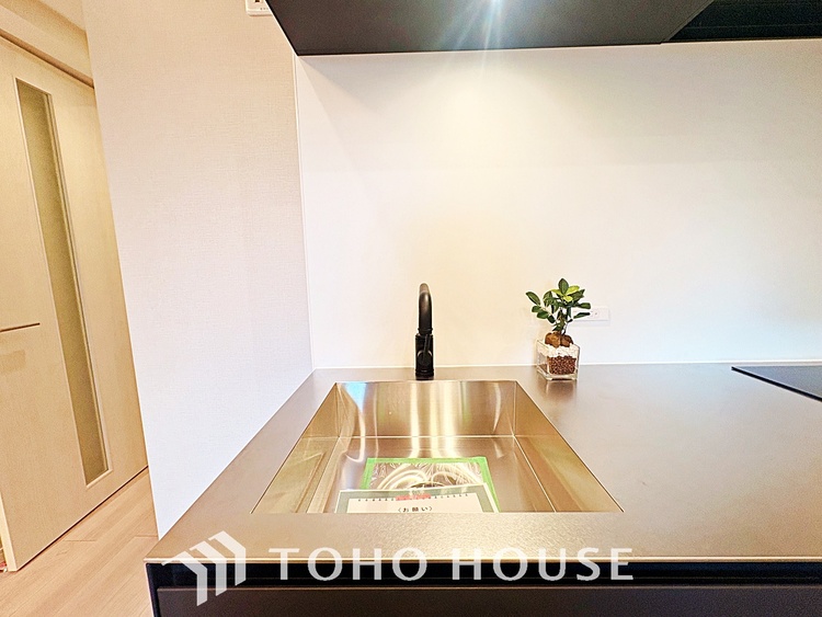 キッチン ◆愛育◆キッチンは家族の絆を育む大切な空間。シンプルで使い易いSystemKitchenで愉しく作る料理は愛情のある美味しいご馳走に。家族で使える広々としたダイニングキッチンです。