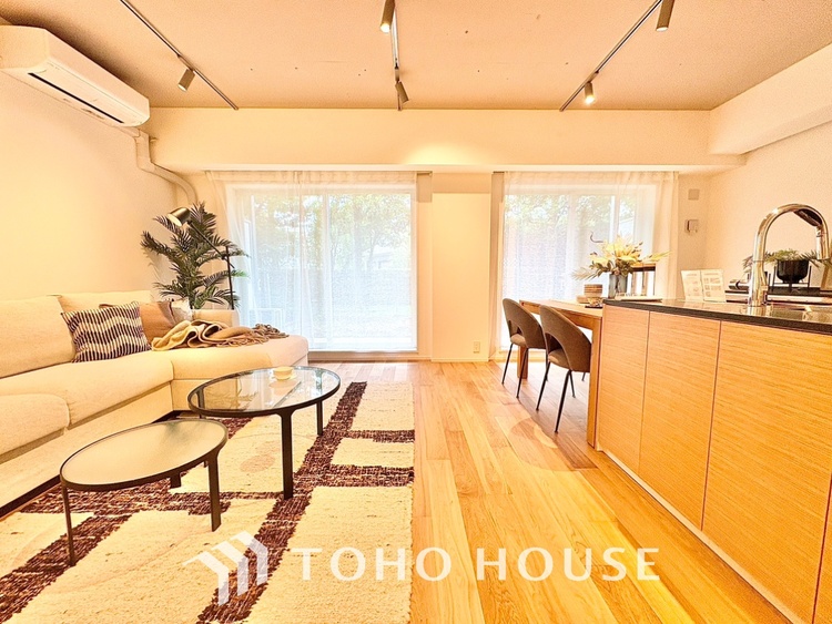 内装 ◆癒しの空間◆室内構成に拘り採光とセンスを散りばめた空間。それは『柔らかさ』に似た素敵な居場所。そこに暮らす人のことを考えつくり出したものは『癒し』という心地よい居場所なんだと思う