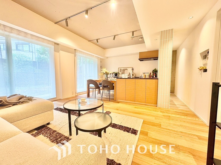 内装 ◆木漏れ日◆の様な採光が優しく足元を照らし、心地いい暮らしの道しるべを写し出す。この空間で過ごす家族との語らいの時間がとても素敵で幸せを感じるかもしれない。