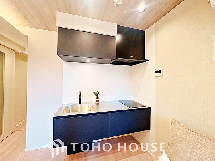 キッチン 広々としたキッチンのシンクは、料理の準備と片付けを楽にし、使いやすさを最大限に引き立てます。