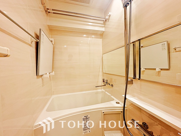 風呂 【浴室】《一日の疲れを落としてくれる場所は、落ち着く場所でなければならない》　高級感溢れるカラーと大きさ・柔らかな曲線で構成された半身浴も楽しめるバスタブが心地よさをもたらします。