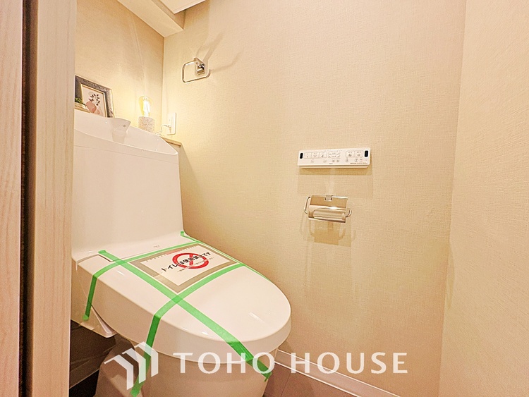 トイレ 清潔感あるホワイト調のクロスと温もり溢れるモダンカラーの床材が見事に調和した本邸宅は、毎日の生活を少しでも快適に過ごして頂ける様に落ち着いた雰囲気作りから行っています。