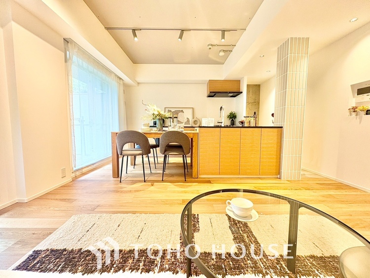 内装 ◆リビング◆たくさんの窓から注ぐ太陽の光。時間の経過とともに光と影のコントラストがこの空間のムードを変え、部屋に変化と温もりをもたらしてくれる。