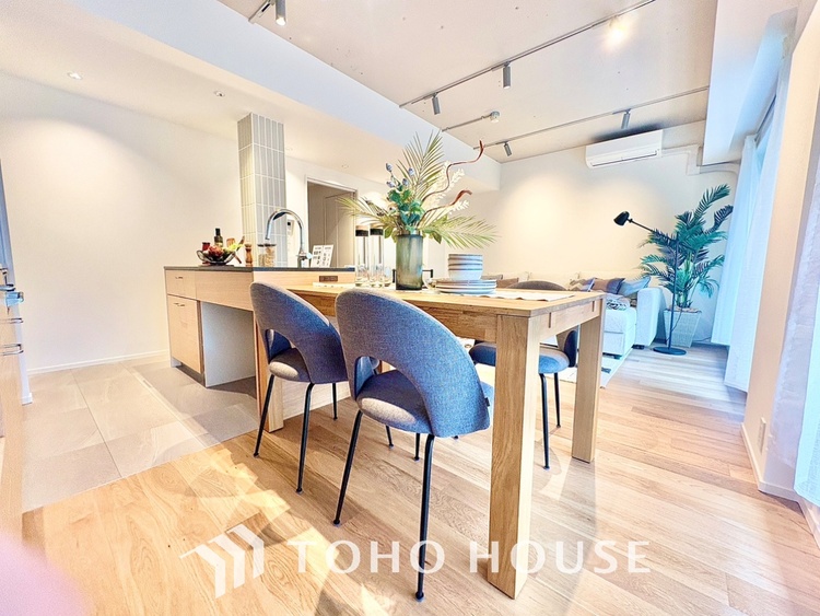 内装 ◆隠された美しさ◆流麗な音楽が流れているような繊細でいながら整然かつ堅牢なこの空間。この空間は確かに美しい。しかし、そこには美しさ以上のものが隠されている。