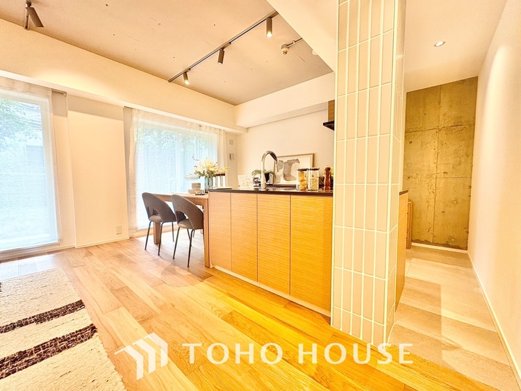 内装 ◆色彩◆この空間に放たれた光は華美なまでに演出されたデザイン。流れる時をより芳醇なコーヒーの様な色彩奏でるアダージョ。そして情景豊かな作品のような暮らしがイメージできる。