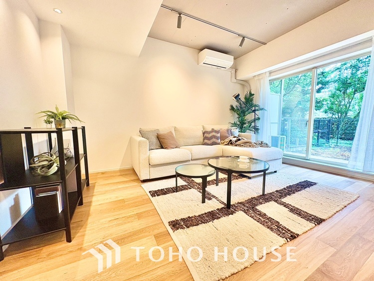 内装 ◆今宵の食卓◆ダウンライトに反射するグラスを眺めながらワインを注ぐ。トクトクと心地いい音をさせながら、フランスの古城を思わせる薫りがたちこめ、とても幸せな時を過ごせる。