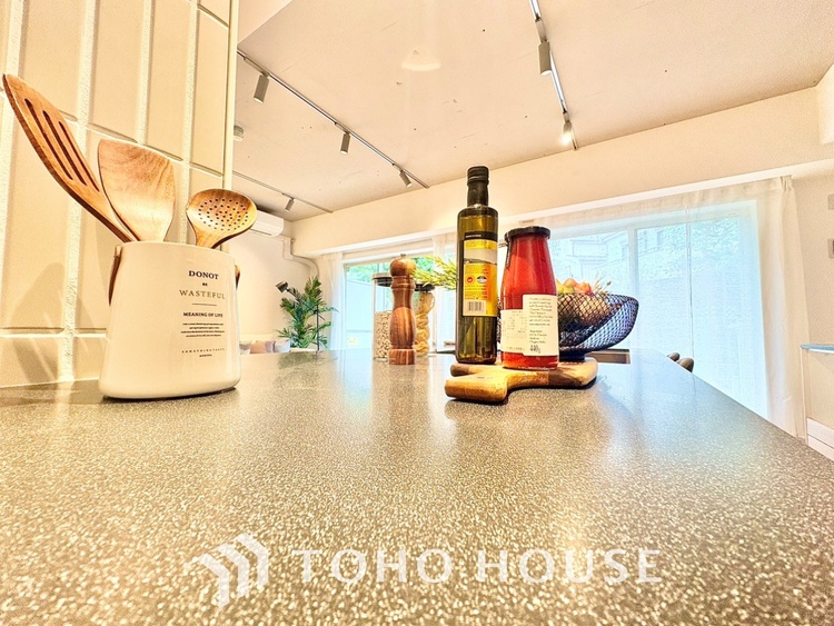 内装 ◆窓を開けると◆冷涼な風、そよぐリビング。だんらんの場所はここから始まり、ここで終わる。家族の笑顔が集う素敵な場所だから、こだわり抜いた思いが詰まっているのだと思う。