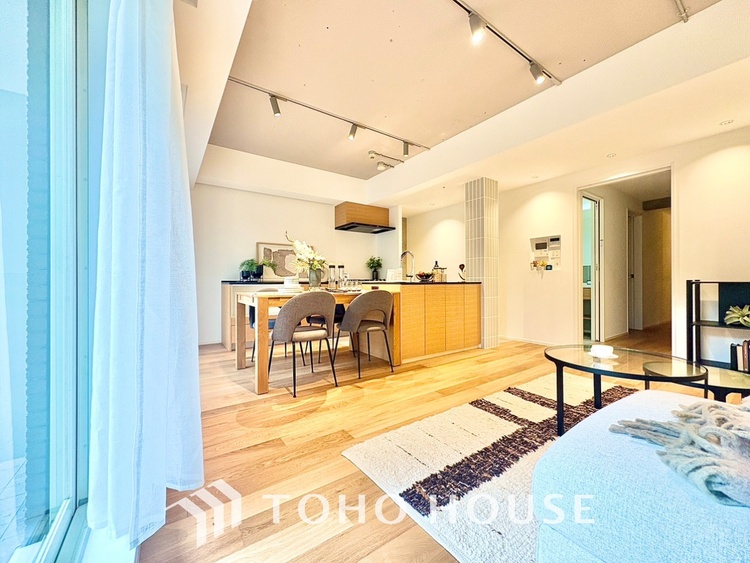 内装 ◆ここに在る◆事も無げに美しく、伝えるには筆舌に尽くし難い。豪華絢爛や華美と言う事ではなく、住まう者にとって暮らし易く心地がいいと言う美しさがこの住まいには込められている。