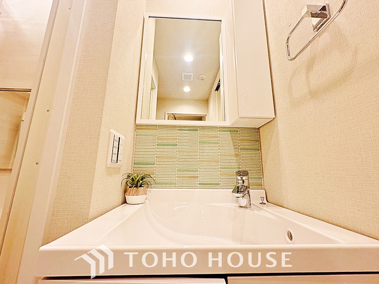 洗面 気持ちの良い朝をつくりだし、夕方には笑顔を取り戻させてくれるミラー。パウダールームはいつでも本来の自分を取り戻せる空間。明るく仕上げてあります。