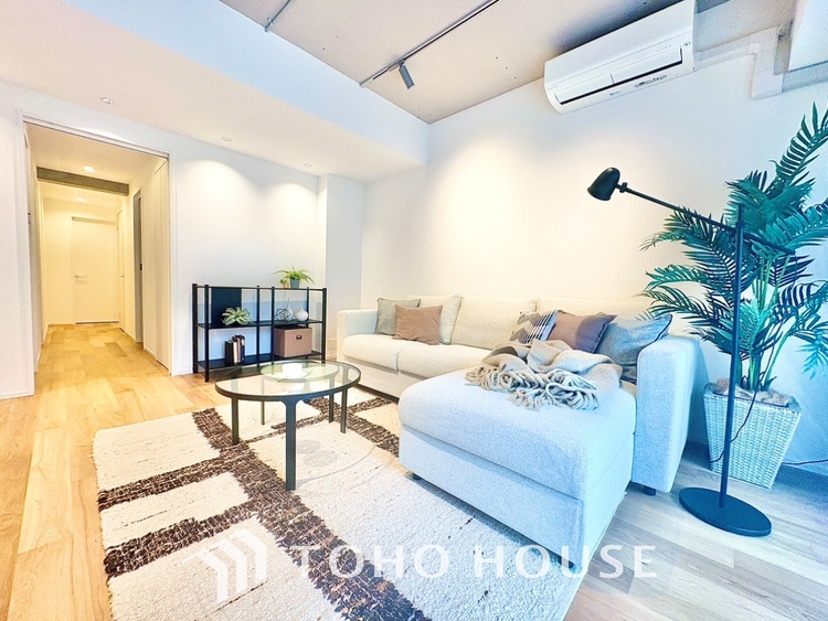 内装 ◆リビング◆そこには目を輝かせ笑顔で見つめてくれる君がいて、「おかえり」の言葉がこだまする。何気ない日々の挨拶は僕にとっては幸せで、同時に君の瞳にも恋している。