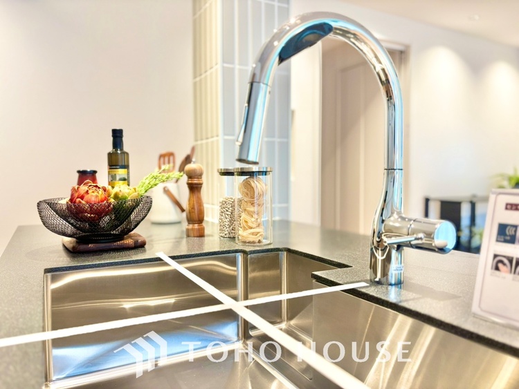 キッチン ◆キッチン◆美しく使いやすいキッチンは油汚れが簡単に拭き取れる素材で加工されており、浄水器シャワーから流す水の音を軽減する静かなシンクを採用。見えないところにさり気ない配慮が嬉しいですね