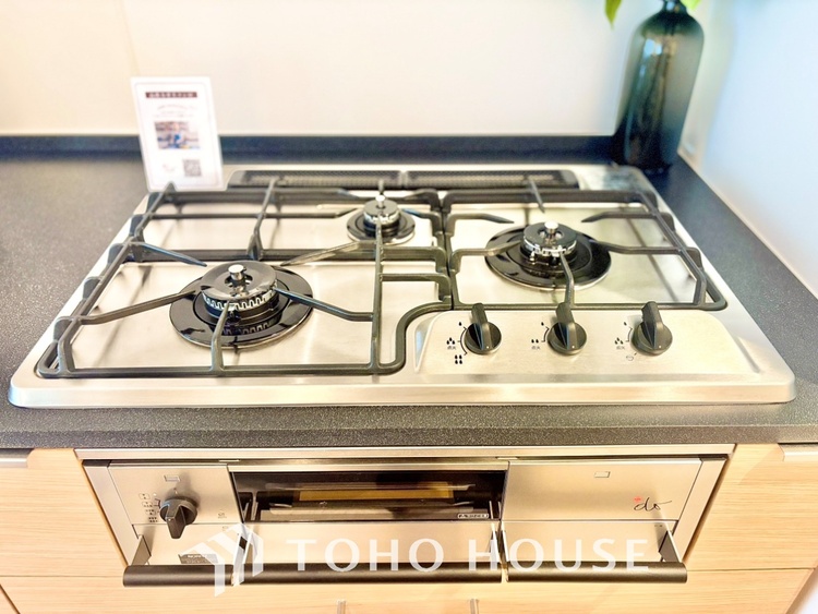 キッチン ◆今宵の食卓◆ダウンライトに反射するグラスを眺めながらワインを注ぐ。トクトクと心地いい音をさせながら、フランスの古城を思わせる薫りがたちこめ、とても幸せな時を過ごせる。