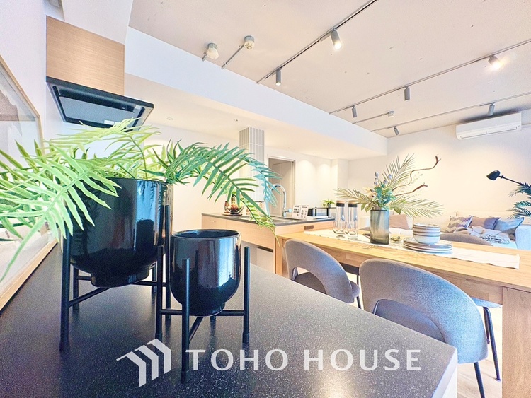 キッチン ◆キッチン◆美味しい料理を作りたくなるような気持にさせてくれる、腕を振るえる自慢のスペース。見上げると柔らかなダウンライトが包み込み、彩りを添えます。艶と光沢のある居心地の良いわが家のキッチン。