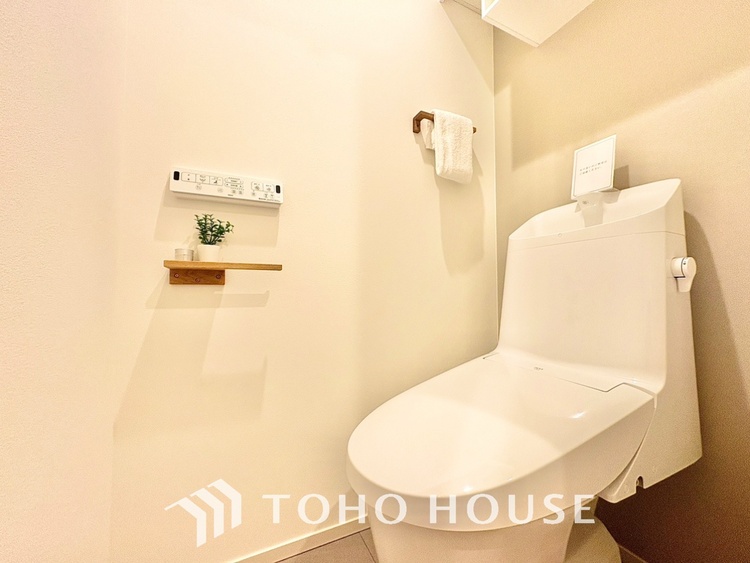 トイレ ◆トイレ◆トイレも全て新品に交換されており、清々しく新生活を始めることができます。白基調の清潔感のある空間に生まれ変わりました。