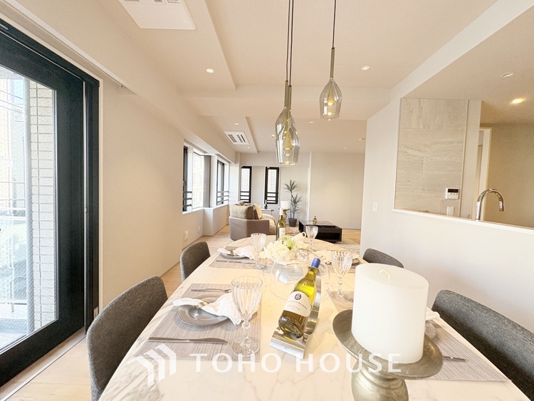 内装 叶えたかったのは落ち着きのあるナチュラルな風合い、そして開放感があるリビング。優雅な気分に浸れる幸せな時間を家族が自然と集まりたくなるこの空間で。