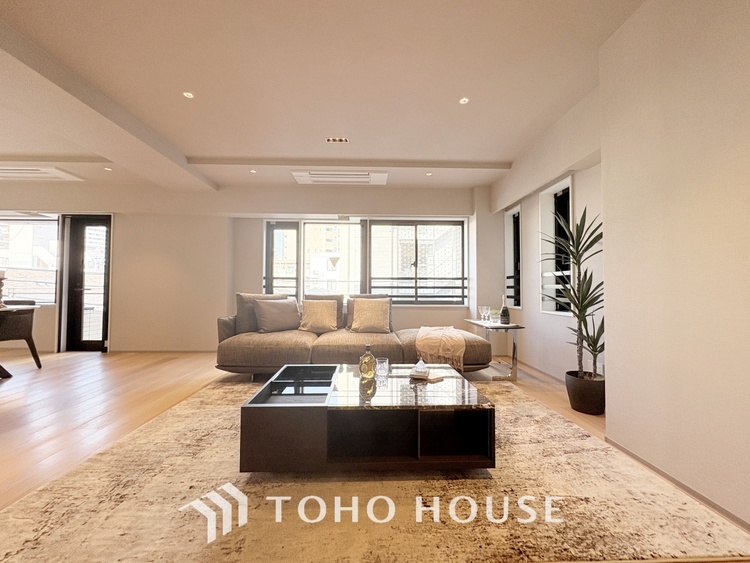 内装 忙しい朝でも、しっかり家族が揃って食事をして頂けるゆとりある大きさのダイニングスペース。リビングと和室の続き間は急な来客時になど使い勝手が良いです。実際の空間を体感してみて下さい！