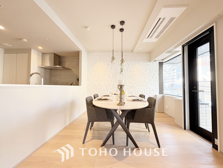 内装 【living】居心地のいい暮らしには欠かせない眩い採光。ゆったりとした幅の窓からこの空間に降り注ぐ採光が絶えない。明るいリビングこそ居心地のいい暮らしが待っているのだと思う。