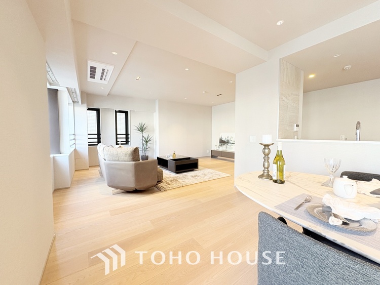 内装 ◆瀟洒な空間◆落ち着いた小棚や室内の緑光、アクセントのある彩が見事に調和させた瀟洒なリビングルーム。ここに集まる家族の会話と笑顔が絶え間なく続く幸せな空間。