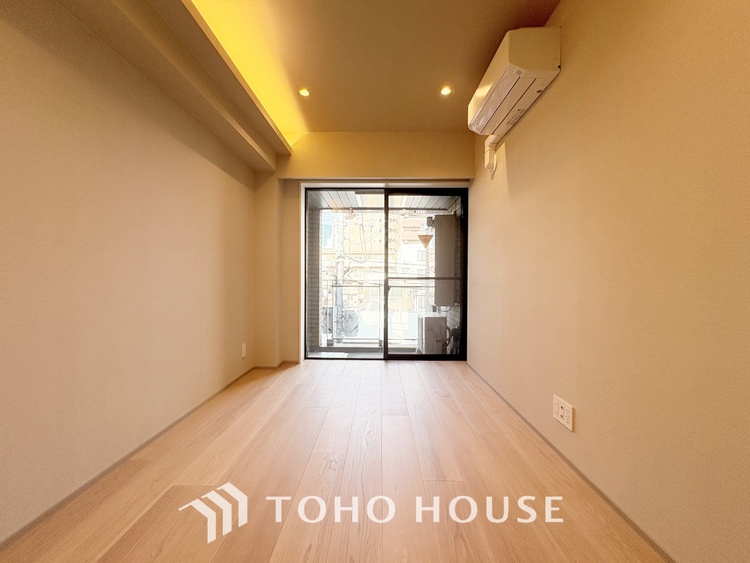 内装 風の通り道。舞い込んでくる風が優しく躍り、室内に爽やかな空気を運んでくる。そこに季節の息吹を感じて、いまがどんな季節なのかを実感する。