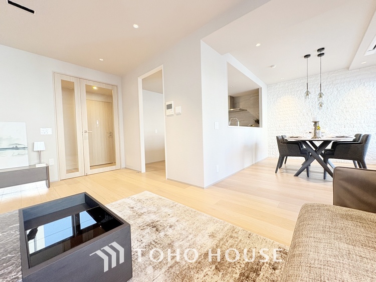 内装 ここはみんなが集い、食事と楽しい会話が始まる場所。話に夢中になりすぎて、ついつい時を忘れ、夜半過ぎになってしまう。そんな束の間の幸せを感じさせてくれます。