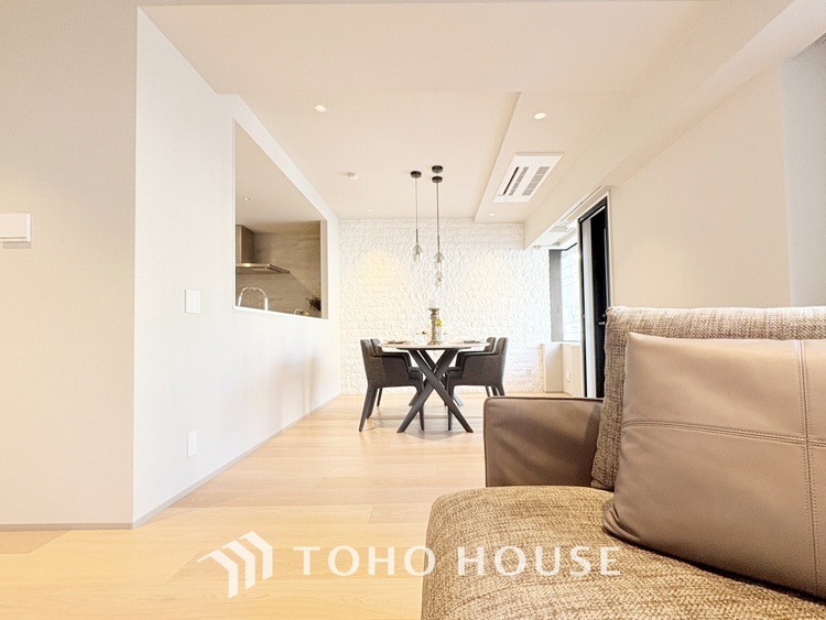 内装 ◆瀟洒な空間◆落ち着いた小棚や室内の緑光、アクセントのある彩が見事に調和させた瀟洒なリビングルーム。ここに集まる家族の会話と笑顔が絶え間なく続く幸せな空間。