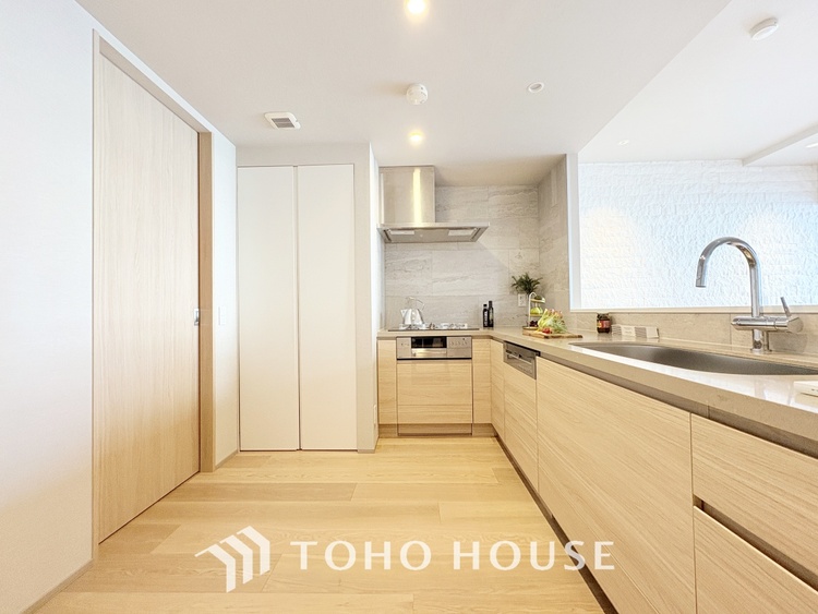 キッチン 手元の収納から、足元の収納までが全てスライド式で、奥のスペースまで有効に活用できます。奥まで上から見渡せるので、たまにしか使わない調理器具もサッと取出せます。