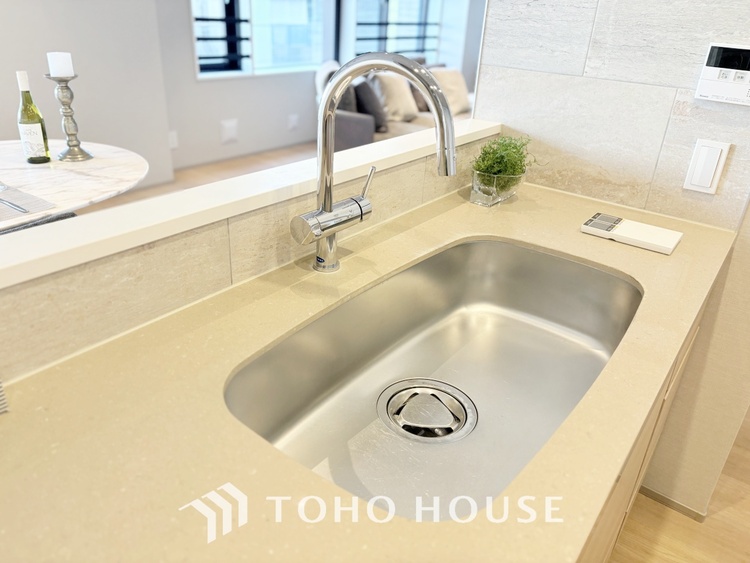 キッチン 広々としたキッチンのシンクは、料理の準備と片付けを楽にし、使いやすさを最大限に引き立てます。