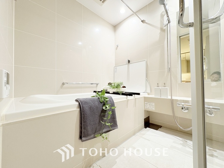 風呂 【浴室】《一日の疲れを落としてくれる場所は、落ち着く場所でなければならない》　高級感溢れるカラーと大きさ・柔らかな曲線で構成された半身浴も楽しめるバスタブが心地よさをもたらします。