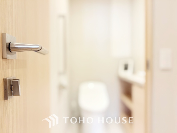 トイレ 清潔感あるホワイト調のクロスと温もり溢れるモダンカラーの床材が見事に調和した本邸宅は、毎日の生活を少しでも快適に過ごして頂ける様に落ち着いた雰囲気作りから行っています。