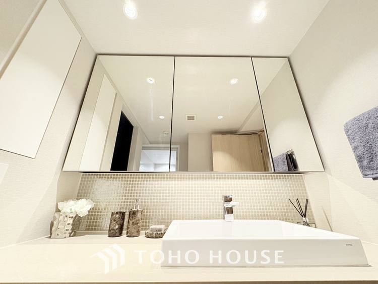 洗面 気持ちの良い朝をつくりだし、夕方には笑顔を取り戻させてくれるミラー。パウダールームはいつでも本来の自分を取り戻せる空間。明るく仕上げてあります。