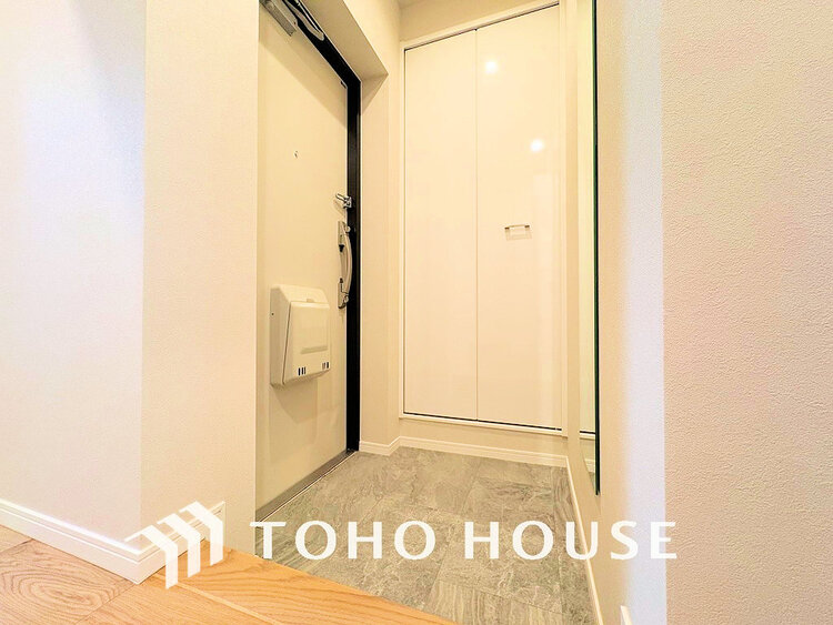 玄関 落ち着いた雰囲気の玄関、家族の帰りを暖かく迎えてくれます